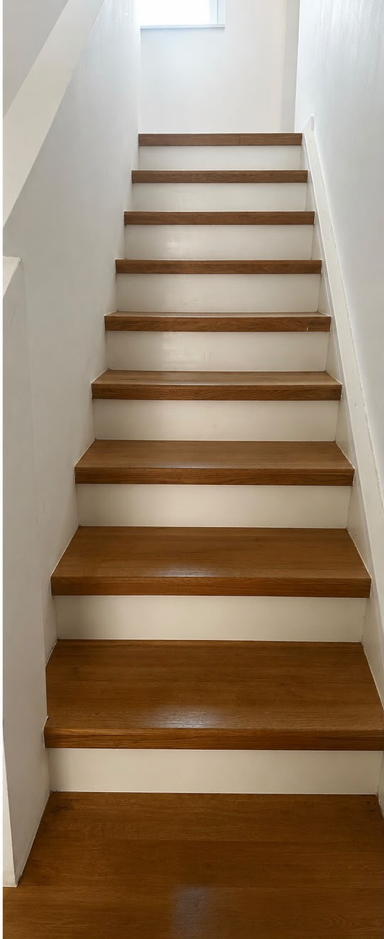 Vorher-Nachher-Vergleich einer gereinigten Holztreppe – Nachher